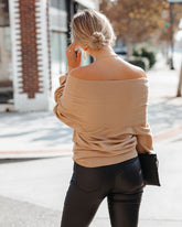 Tess – Schulterfreier Pullover aus Kaschmirmischung – Kamel